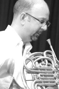 Fábio tocando trompa